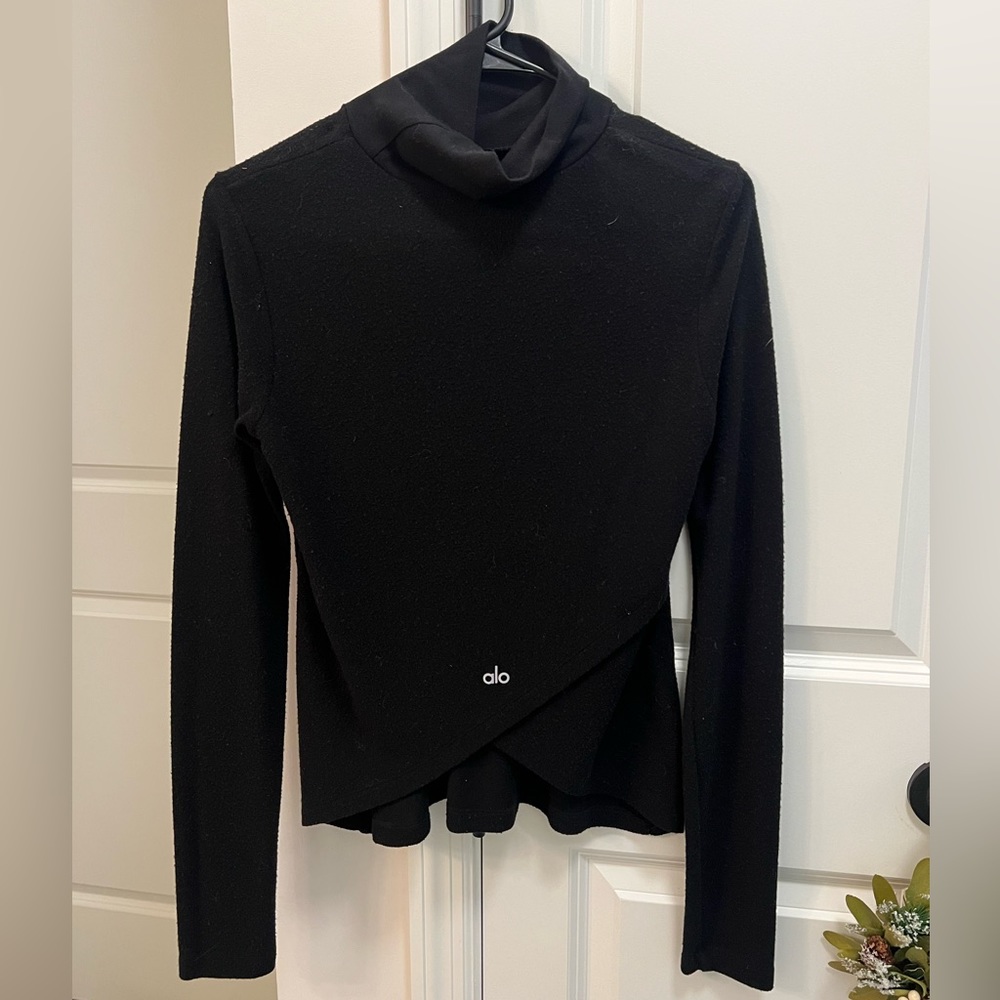 Alo Yoga split hem shirt